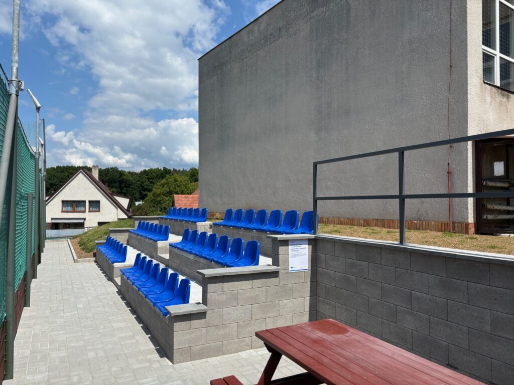 Venkovní tribuna