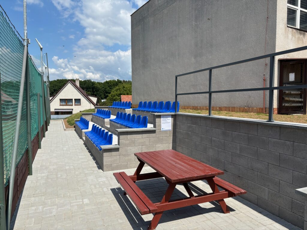 Venkovní tribuna a stůl